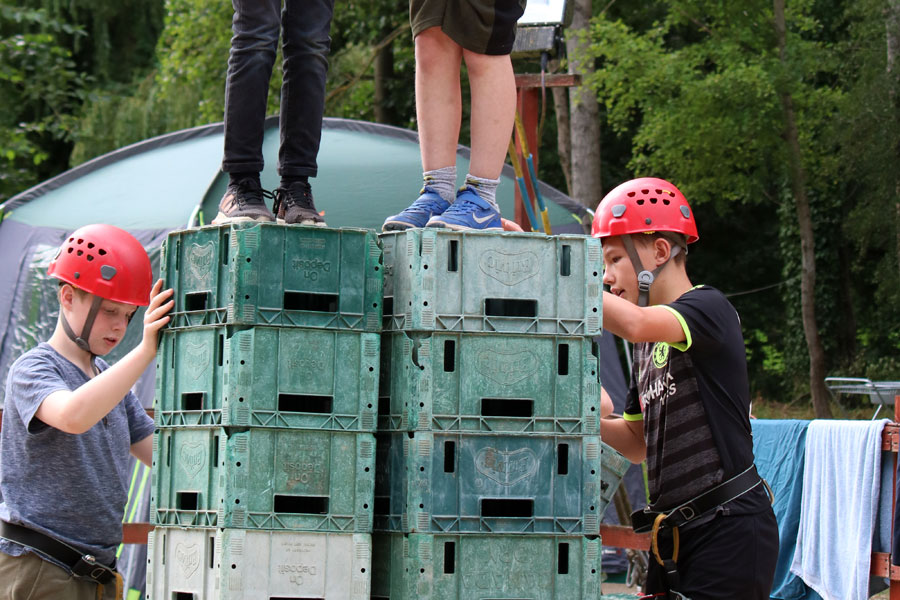Group of children challenged by the crate stacking task